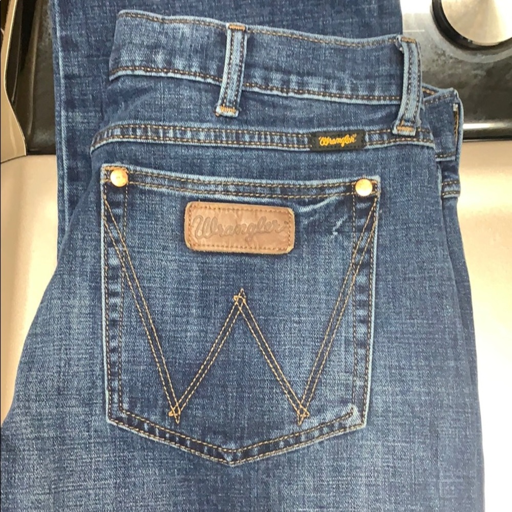 Like new! Men’s Dark denim wrangler jeans